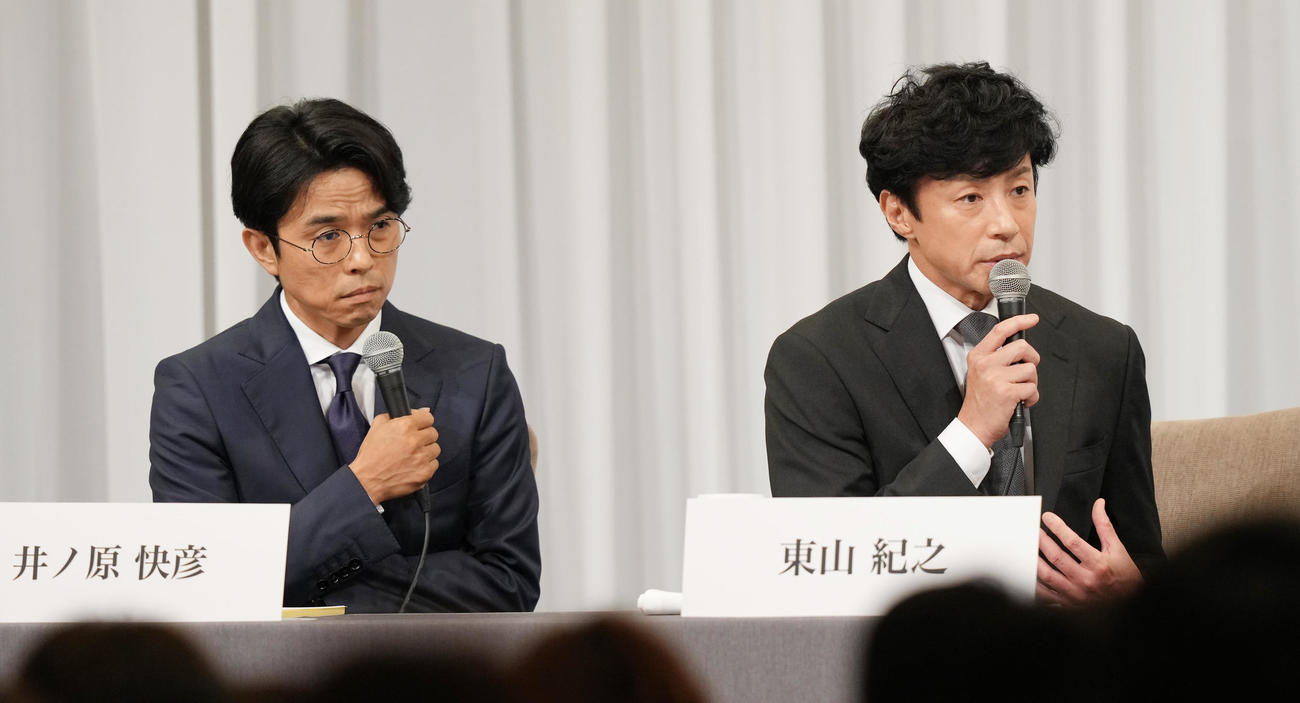 記者会見に登壇した東山紀之（右）と井ノ原快彦（撮影・鈴木みどり）
