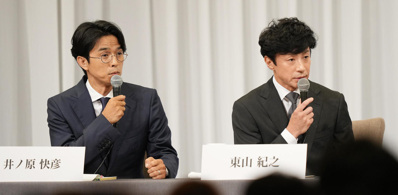 記者会見に登壇した東山紀之（右）と井ノ原快彦（撮影・鈴木みどり）