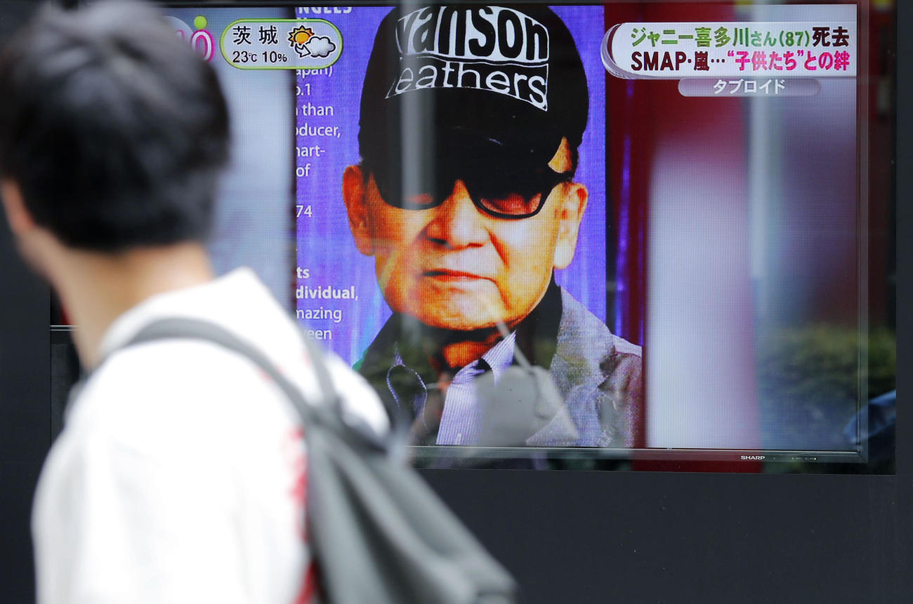 2019年7月、ジャニー喜多川氏の死去を伝えた街頭テレビ（共同）