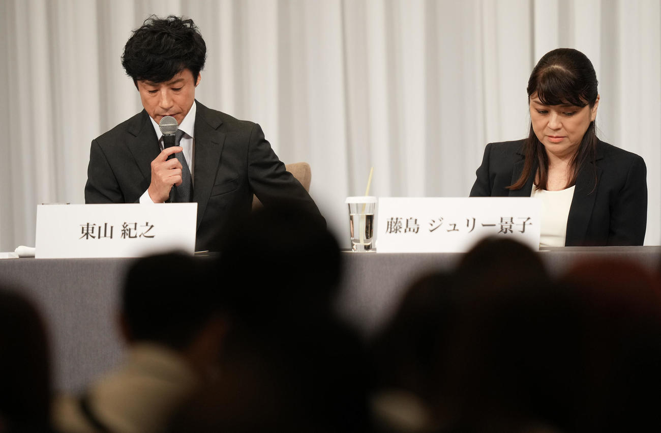 記者会見に登壇し、うつむきながら質問に答える東山紀之。右は藤島ジュリー景子氏（撮影・鈴木みどり）