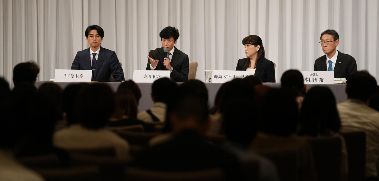 質問が打ち切られた後も質問に答える東山紀之（左から2人目）。左から井ノ原快彦、1人おいて藤島ジュリー景子、木目田裕弁護士（撮影・鈴木みどり）