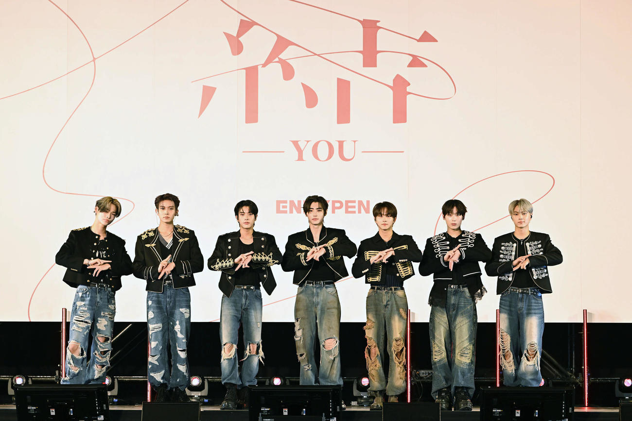 ポーズを決める、ENHYPENの左からNI－KI、HEESEUNG、JAKE、SUNGHOON、JUNGWON、SUNOO、JAY（撮影・滝沢徹郎）