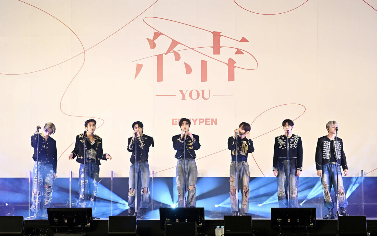 パフォーマンスする、ENHYPENの左からNI－KI、HEESEUNG、JAKE、SUNGHOON、JUNGWON、SUNOO、JAY（撮影・滝沢徹郎）