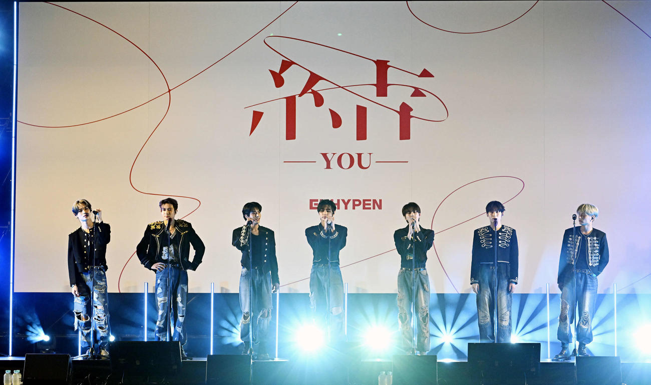 パフォーマンスする、ENHYPENの左からNI－KI、HEESEUNG、JAKE、SUNGHOON、JUNGWON、SUNOO、JAY（撮影・滝沢徹郎）