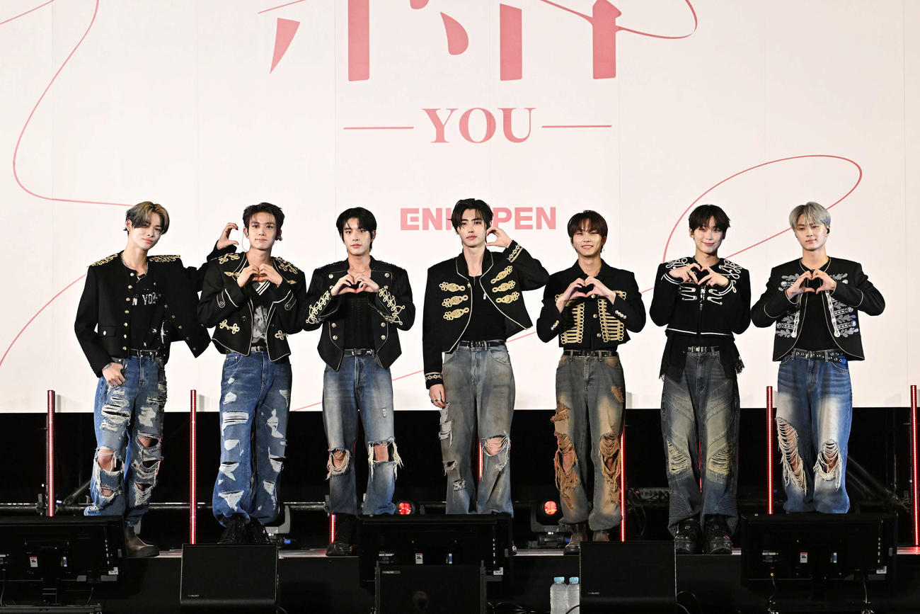 ポーズを決める、ENHYPENの左からNI－KI、HEESEUNG、JAKE、SUNGHOON、JUNGWON、SUNOO、JAY（撮影・滝沢徹郎）