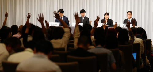 記者会見に登壇した、左から井ノ原快彦、東山紀之、藤島ジュリー景子氏、木目田裕弁護士(撮影・鈴木みどり)