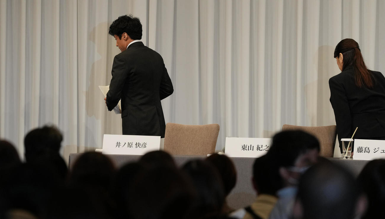 記者会見を終え降壇する東山紀之（左）と藤島ジュリー景子氏（撮影・鈴木みどり）