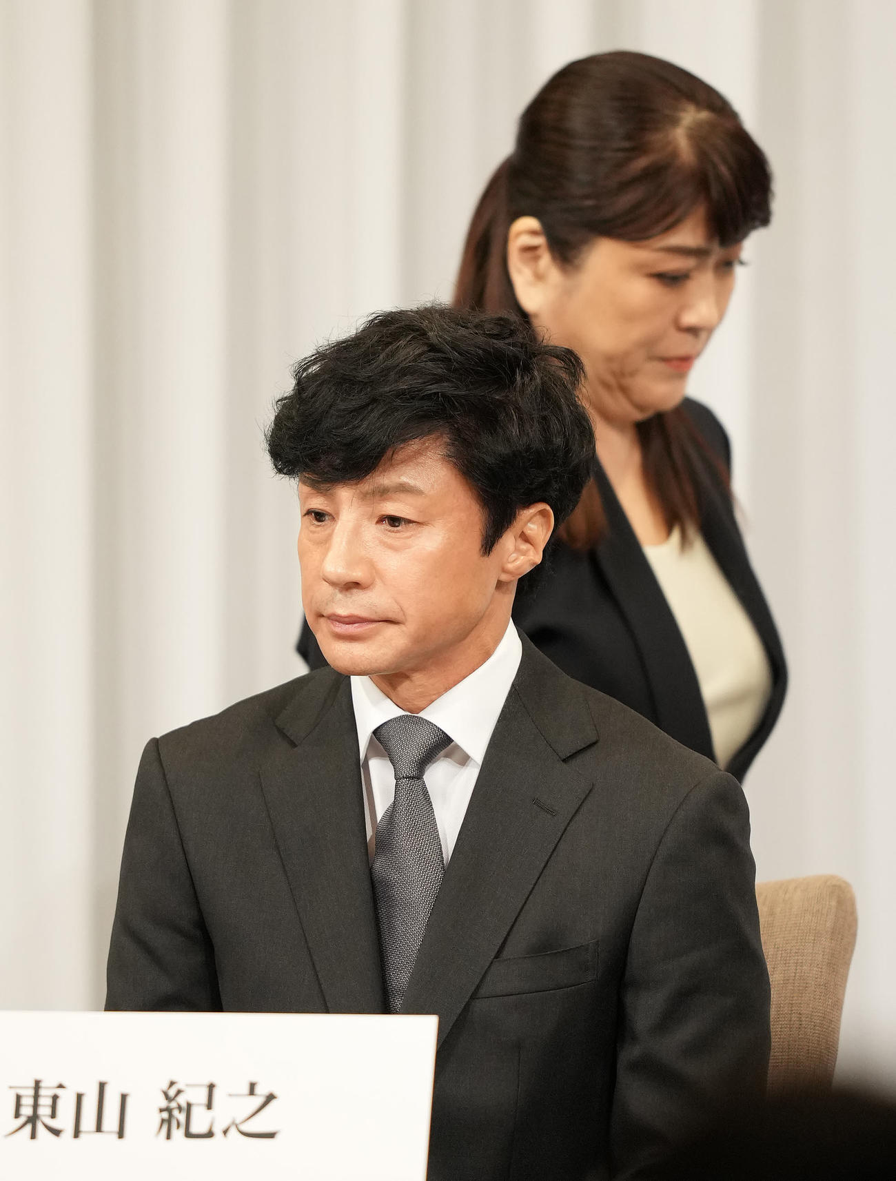 記者会見に登壇した東山紀之（手前）と藤島ジュリー景子氏（撮影・鈴木みどり）