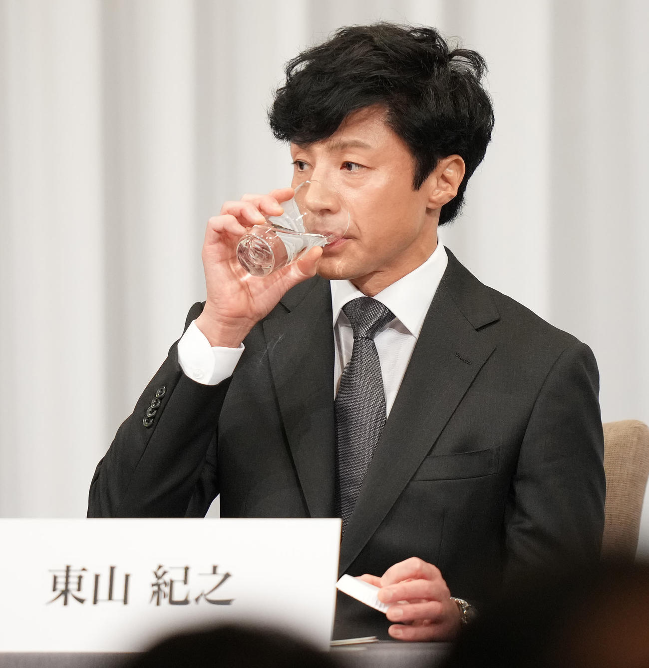 記者会見に登壇し、水を飲む東山紀之（撮影・鈴木みどり）