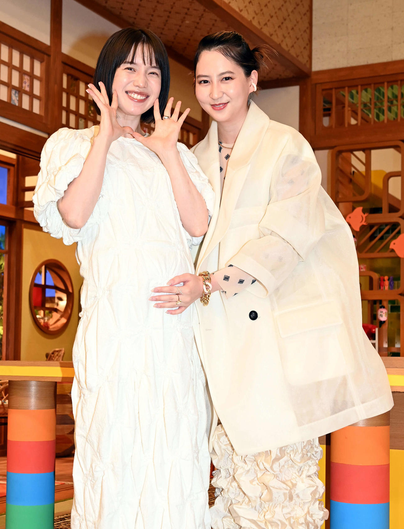 河北麻衣子（右）にお腹をさすられ笑顔を見せる弘中綾香アナ（撮影・たえ見朱実）