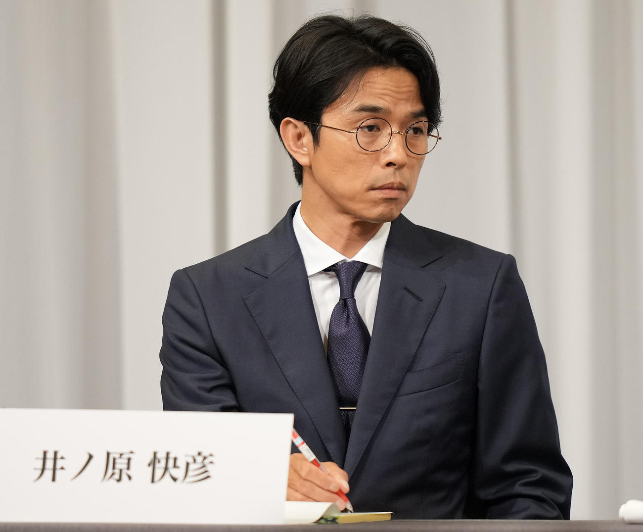 記者の質問にメモを取りながら耳を傾ける井ノ原快彦（撮影・鈴木みどり）