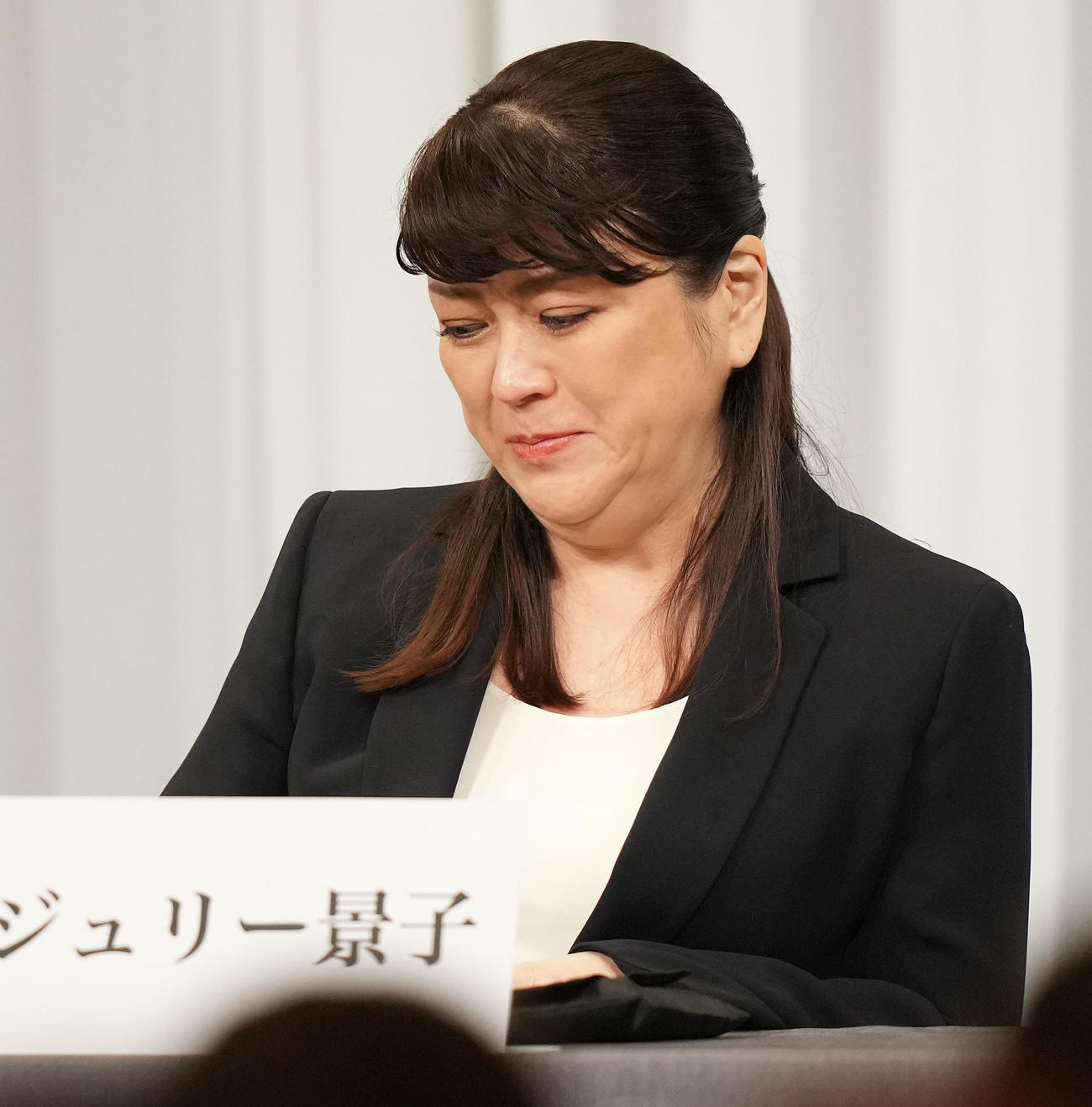 記者会見で声を詰まらせながら質問に答える藤島ジュリー景子氏（撮影・鈴木みどり）