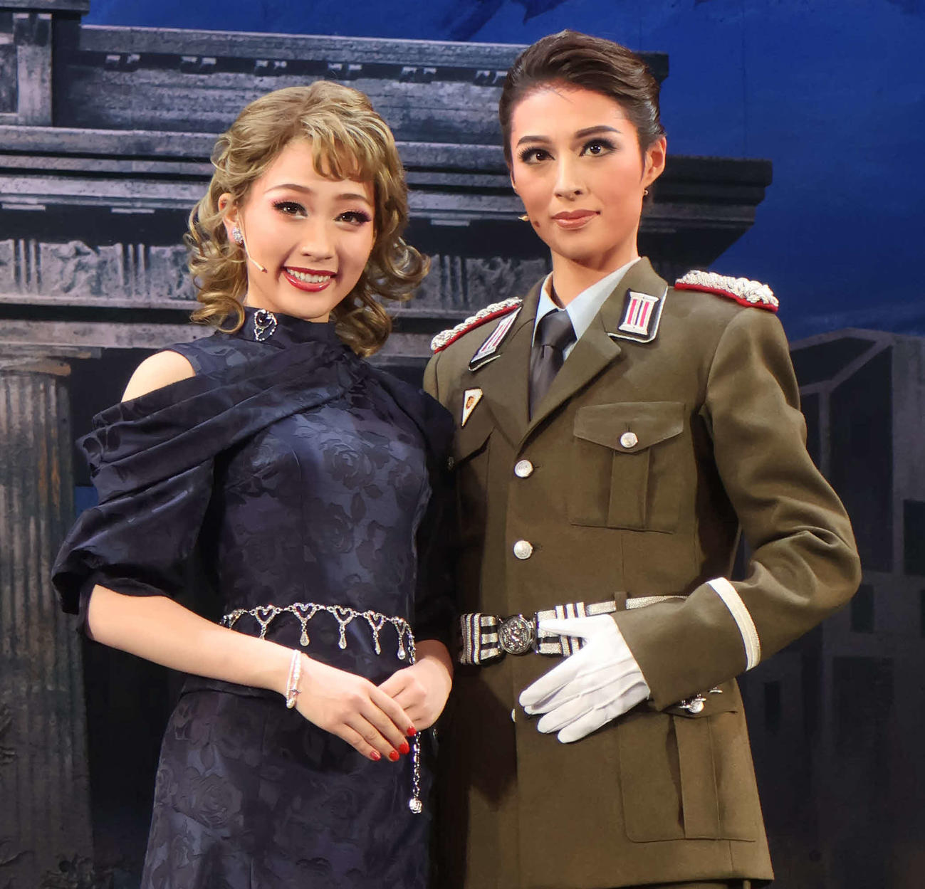 最後の新人公演で初主演をつかんだ月組の瑠皇りあ（右）と、相手役ヒロインを務めた花妃舞音（撮影・村上久美子）