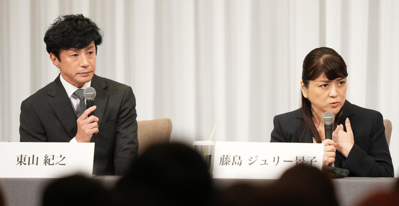 記者会見で質問に答える東山紀之（左）と藤島ジュリー景子氏（撮影・鈴木みどり）