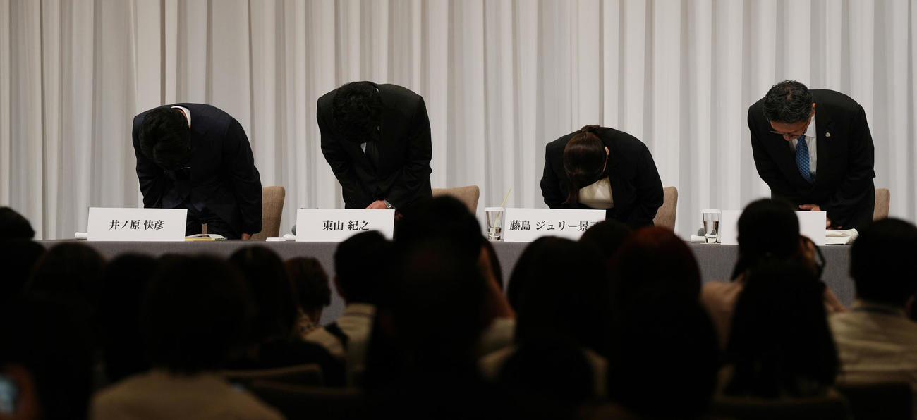 記者会見を終え一礼する、左から井ノ原快彦、東山紀之、藤島ジュリー景子氏、木目田裕弁護士（撮影・鈴木みどり）