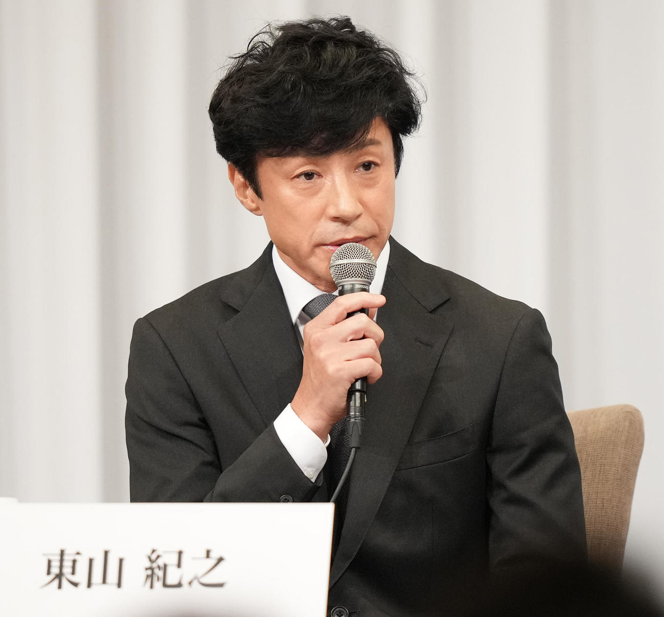 記者会見に登壇し、質問に答える東山紀之（撮影・鈴木みどり）