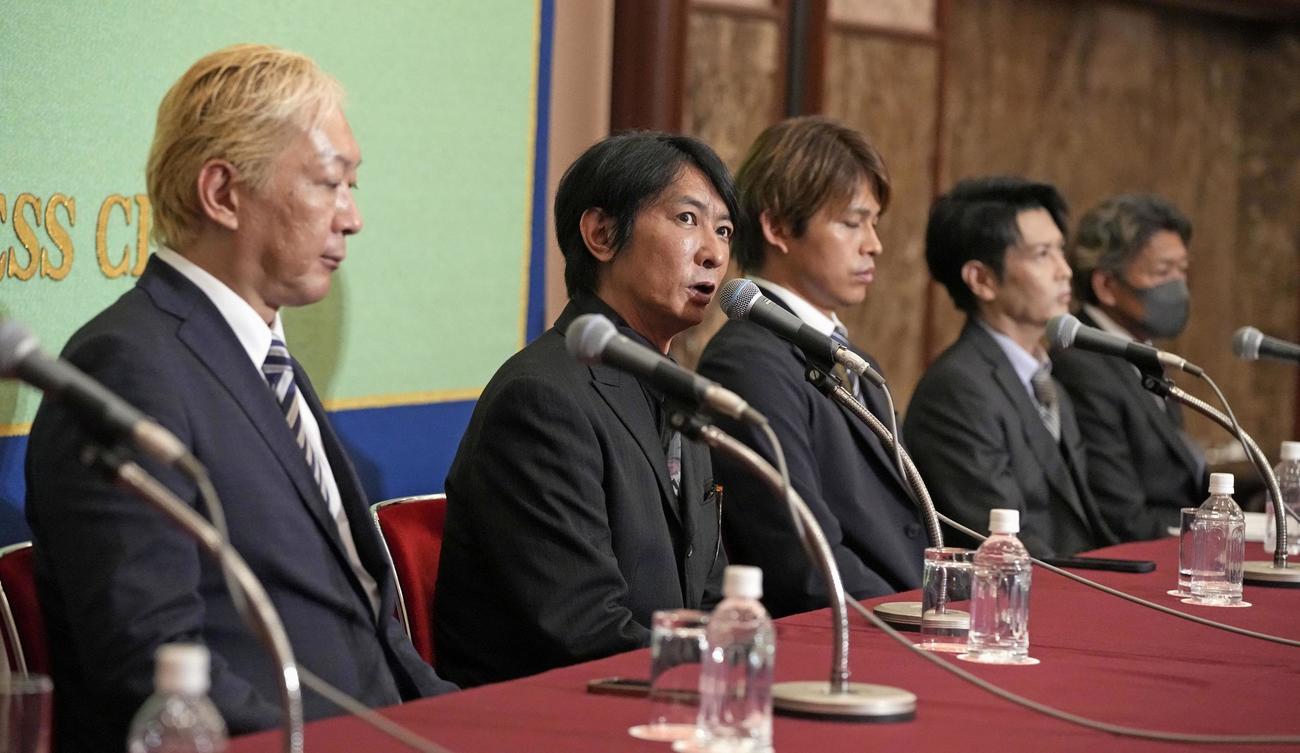 記者会見する「ジャニーズ性加害問題当事者の会」の（左から）石丸志門副代表、平本淳也代表ら（共同）