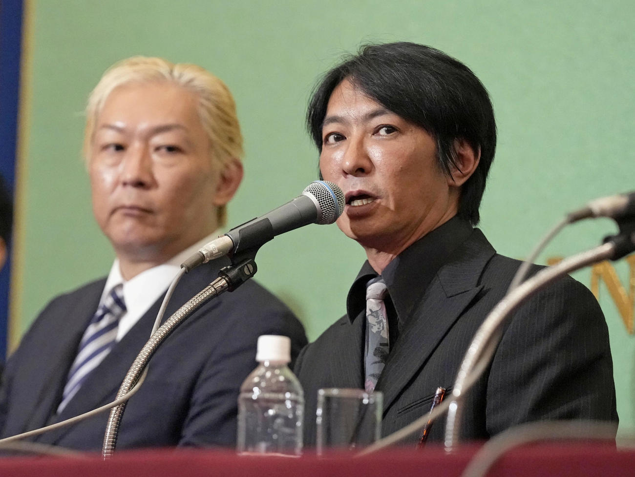 記者会見する「ジャニーズ性加害問題当事者の会」の平本淳也代表。左は石丸志門副代表（共同）