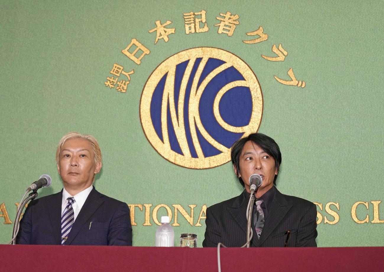 記者会見する「ジャニーズ性加害問題当事者の会」の平本淳也代表（右）と石丸志門副代表（共同）