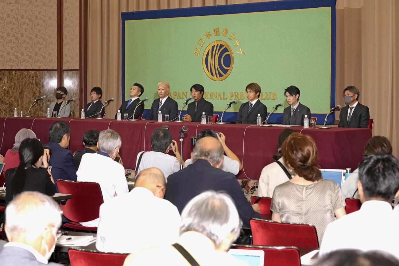 記者会見する「ジャニーズ性加害問題当事者の会」のメンバーら（共同）