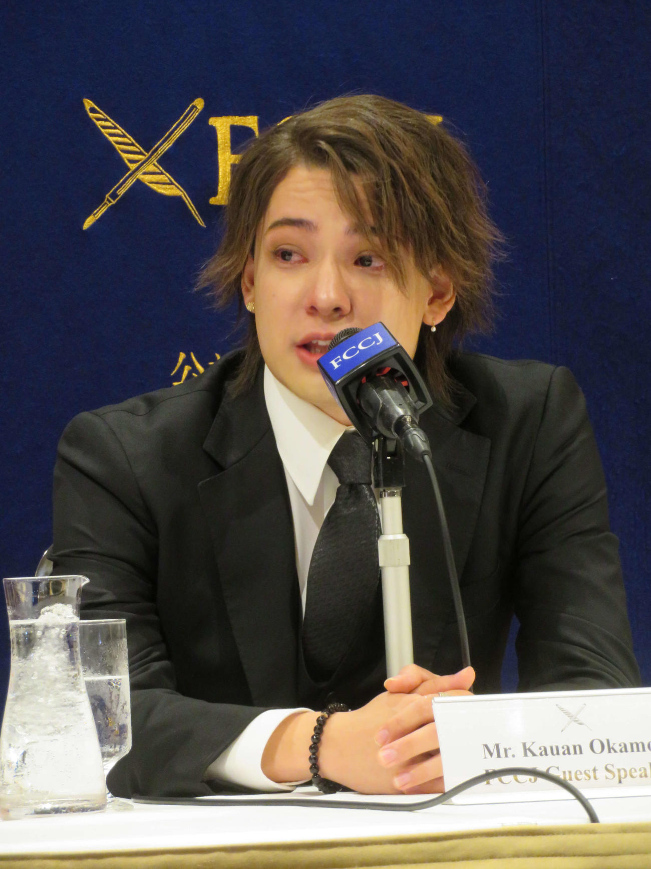 日本外国特派員協会での会見中に涙するカウアン・オカモト氏（撮影・村上幸将）