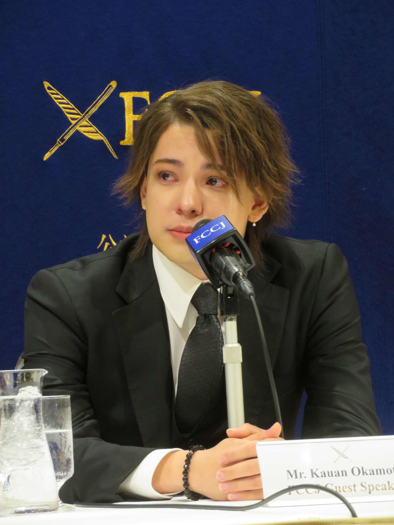日本外国特派員協会での会見中に涙するカウアン・オカモト氏（撮影・村上幸将）