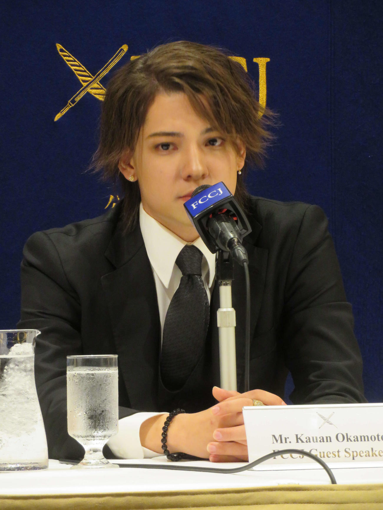 日本外国特派員協会での会見中に取材陣を見つめるカウアン・オカモト氏（撮影・村上幸将）