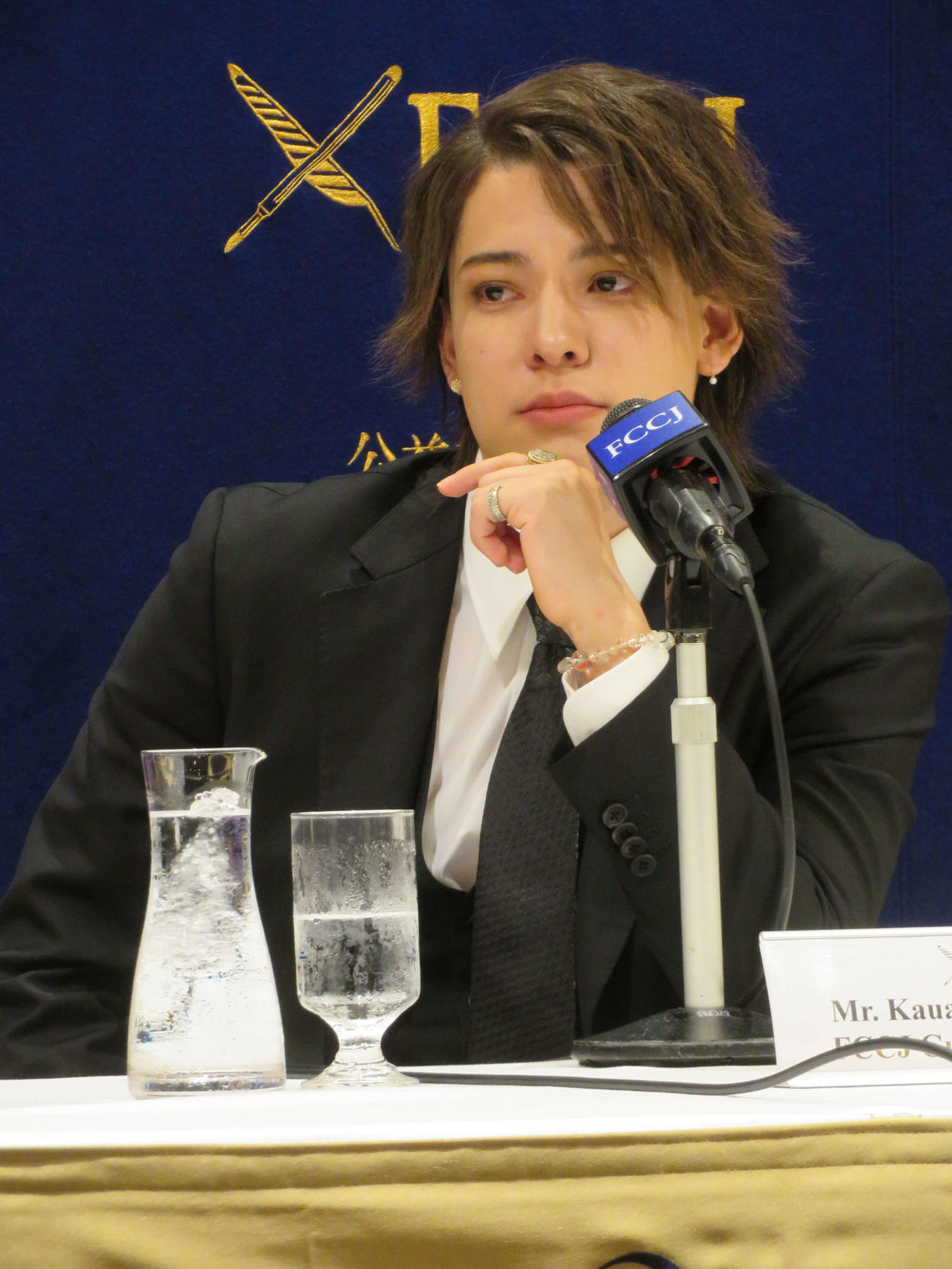 日本外国特派員協会での会見中に取材陣を見つめるカウアン・オカモト氏（撮影・村上幸将）