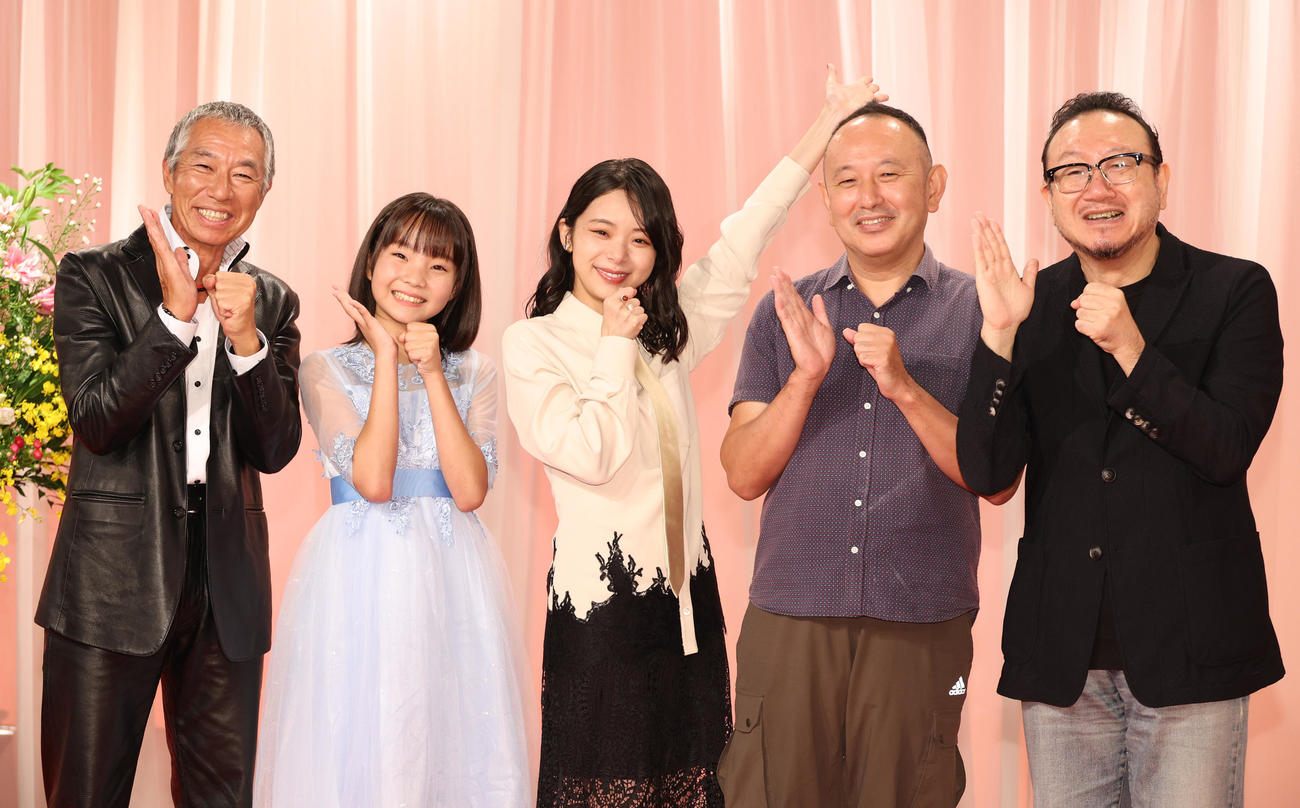 連続テレビ小説「ブギウギ」完成試写会・会見を行った、左から柳葉敏郎、澤井梨丘、趣里、足立紳氏、服部隆之氏（撮影・中島郁夫）