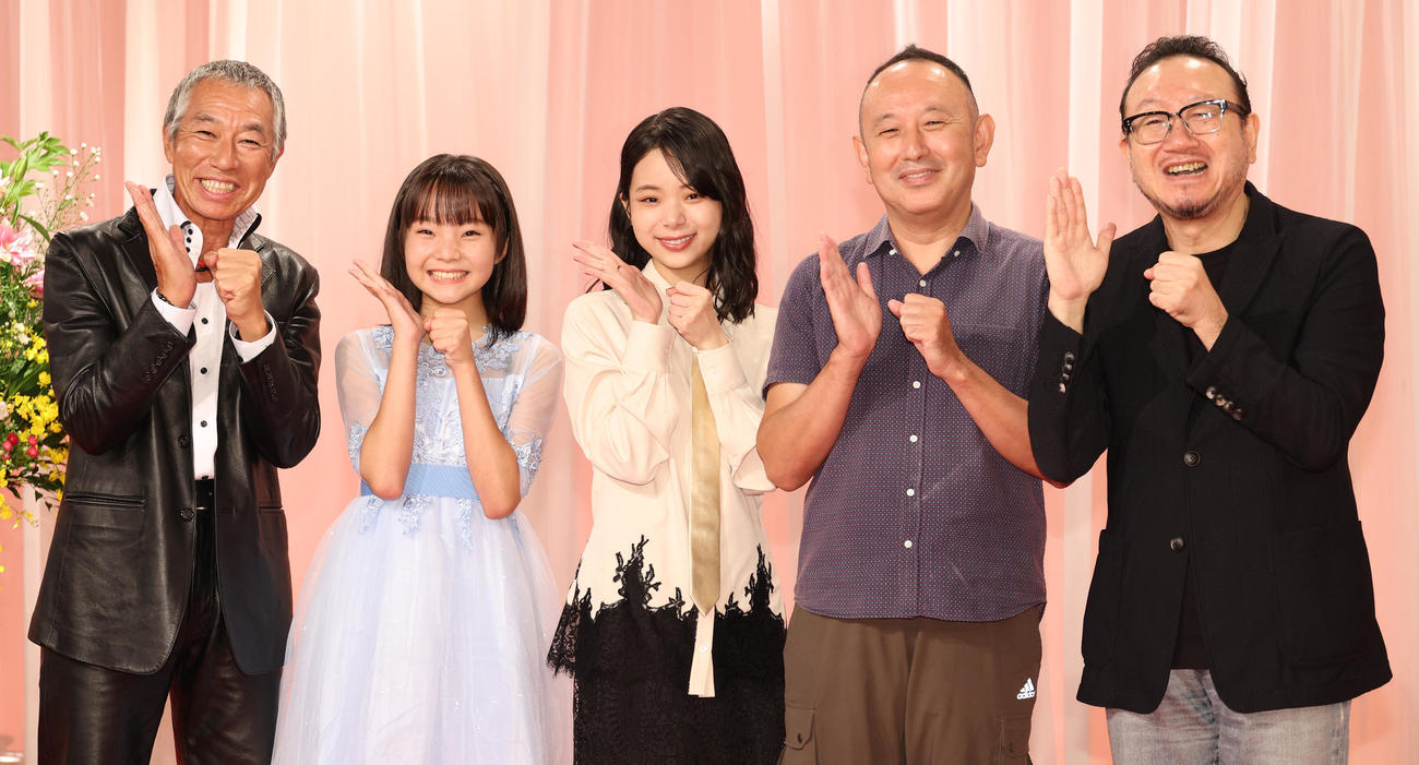 連続テレビ小説「ブギウギ」完成試写会・会見を行った、左から柳葉敏郎、澤井梨丘、趣里、足立紳氏、服部隆之氏（撮影・中島郁夫）
