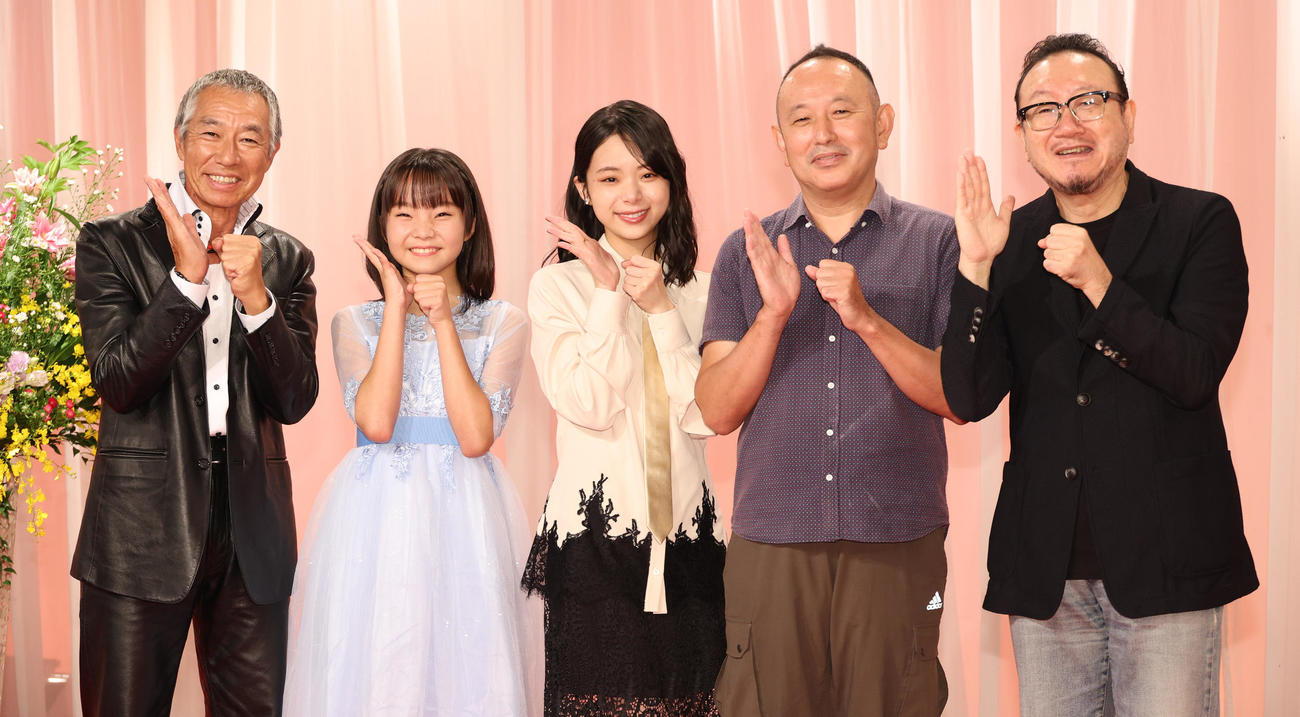 連続テレビ小説「ブギウギ」完成試写会・会見を行った、左から柳葉敏郎、澤井梨丘、趣里、足立紳氏、服部隆之氏（撮影・中島郁夫）