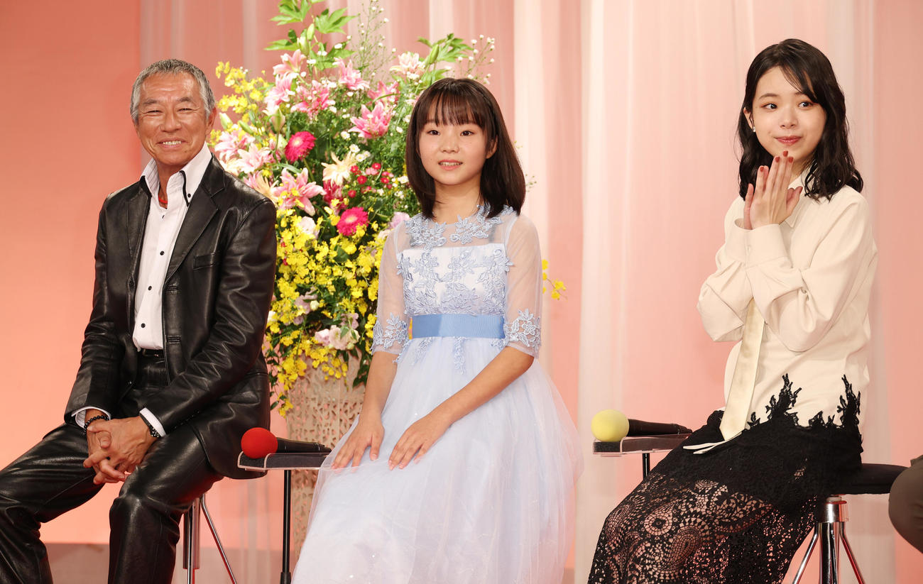 連続テレビ小説「ブギウギ」完成試写会・会見を行った、左から柳葉敏郎、澤井梨丘、趣里（撮影・中島郁夫）