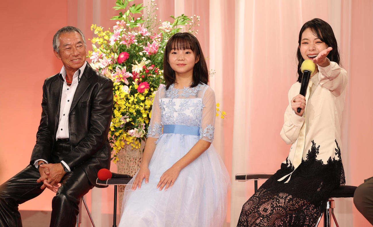 連続テレビ小説「ブギウギ」完成試写会・会見を行った、左から柳葉敏郎、澤井梨丘、趣里（撮影・中島郁夫）