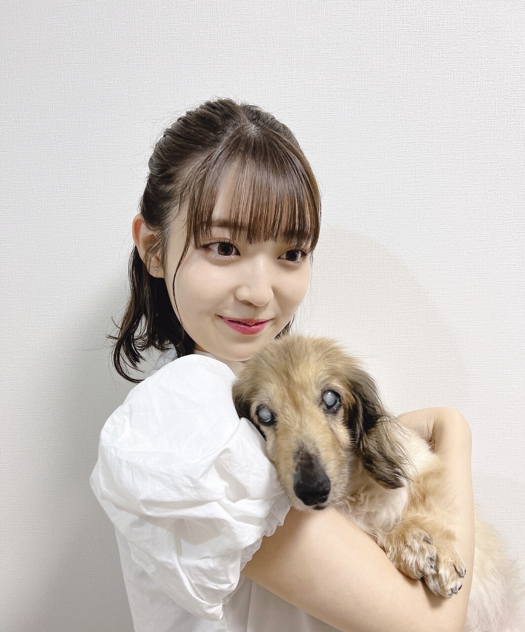 愛犬を抱っこする乃木坂46阪口珠美。阪口珠美公式ブログより