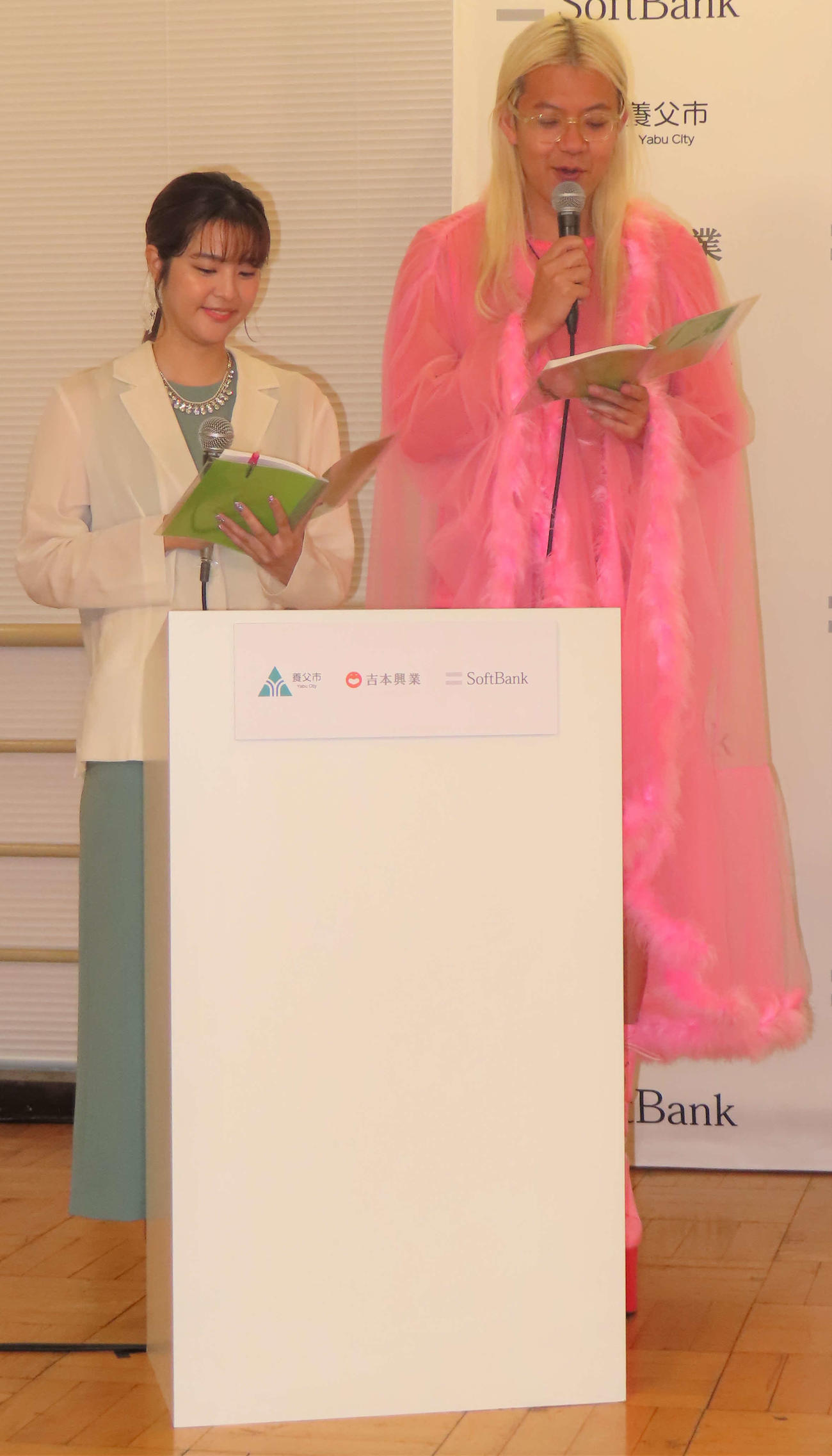 Web3活用における事業展開発表会に出席したZAZY（右）と久代萌美
