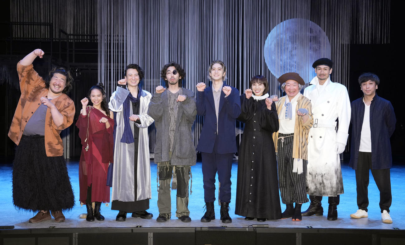 「ひげよ、さらば」の公開ゲネプロ前の会見で記念撮影をする主演のHey！Say！JUMP中島裕翔（中央）。左から一ノ瀬ワタル、屋比久知奈、忍成修吾、柄本時生、1人置いて音月桂、中村梅雀、石田桂央、脚本・演出を務めた蓬〓（草カンムリに来の旧字体）（ほうらい）竜太（撮影・狩俣裕三）