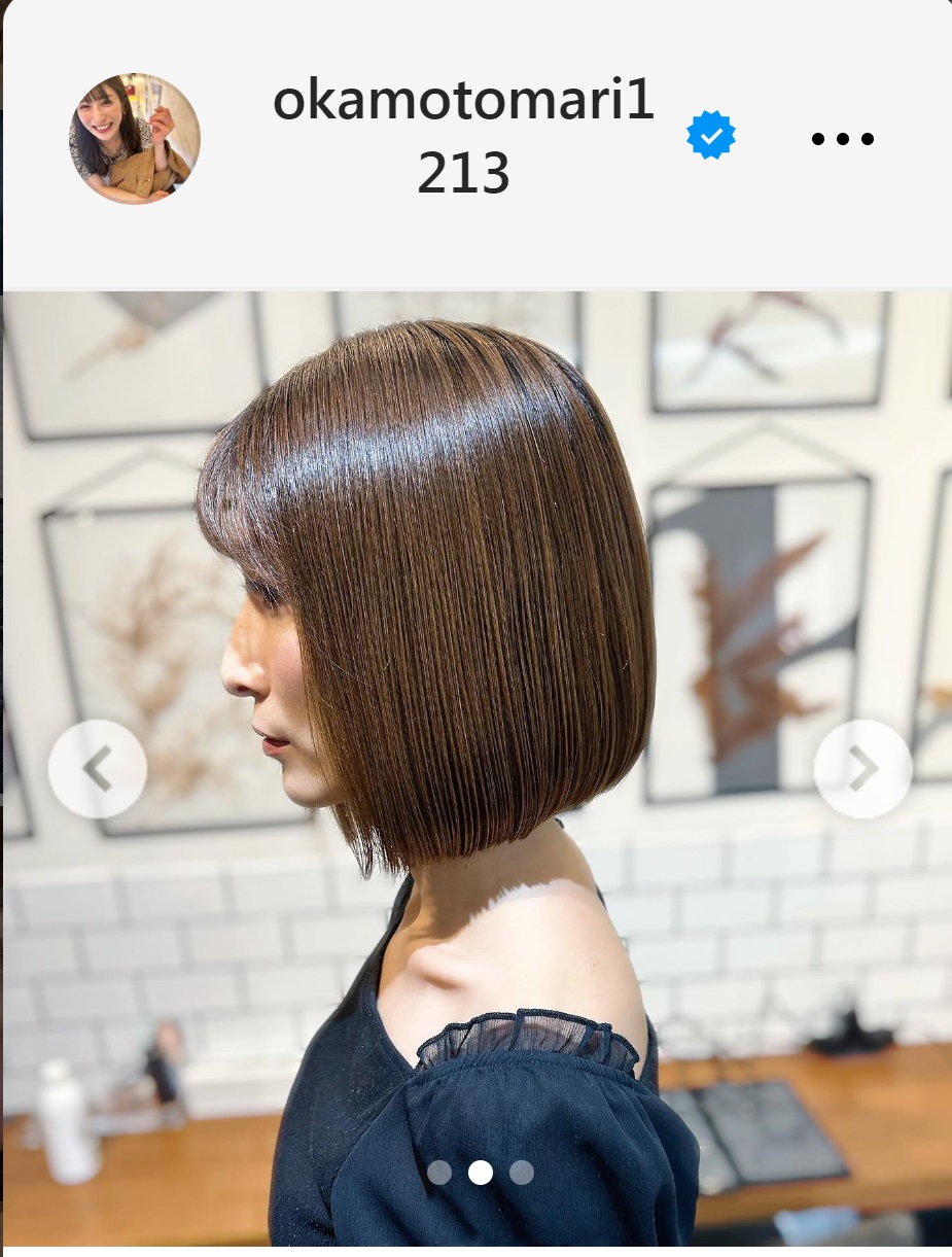 ショートヘアの横からの姿を見せるおかもとまりさん（おかもとまりさんのインスタグラムから）