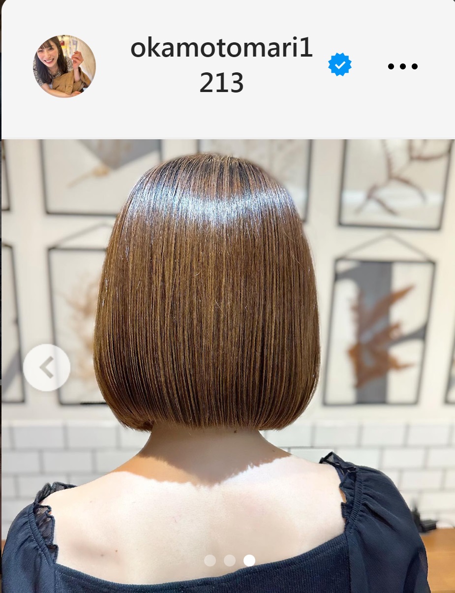 ショートヘアの後ろ姿を見せるおかもとまりさん（おかもとまりさんのインスタグラムから）