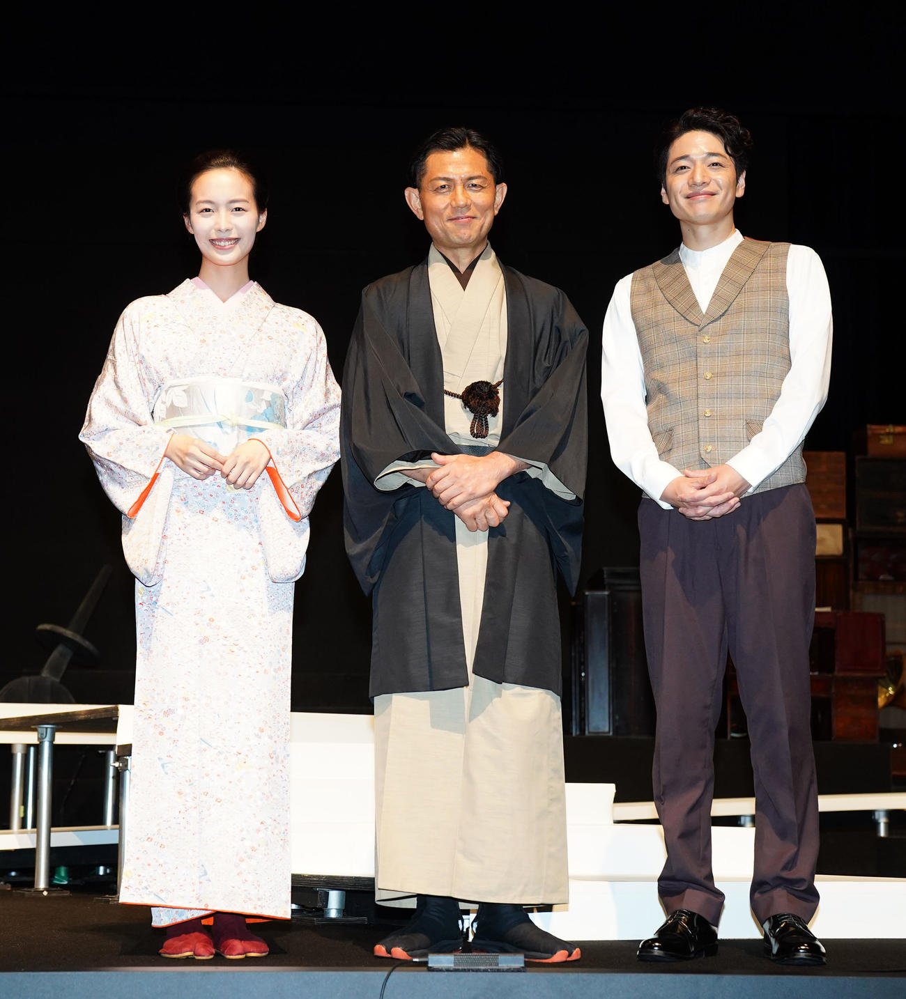 笑顔を見せる、左から駒井蓮、的場浩司、ふぉ～ゆ～の福田悠太（撮影・横山健太）