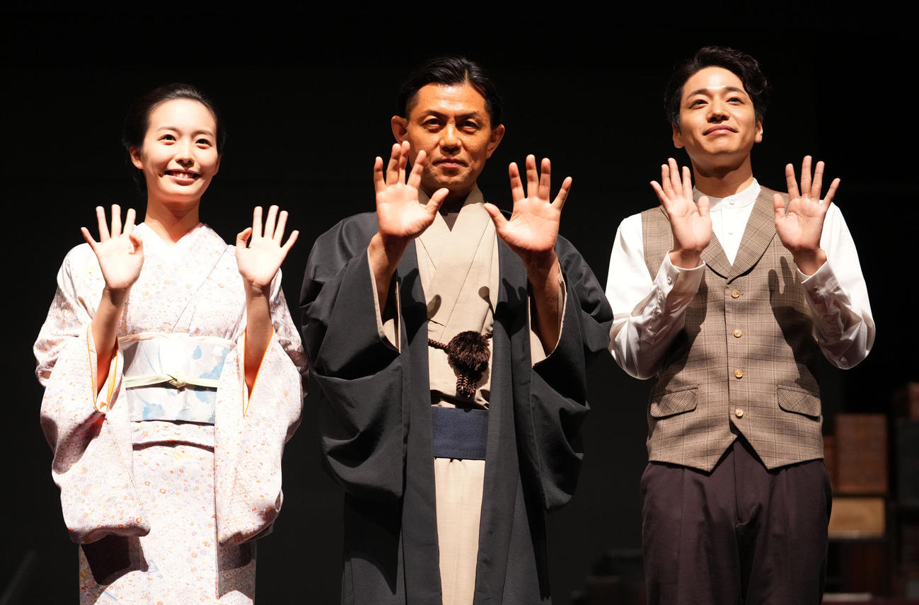 笑顔を見せる駒井蓮（左）的場浩司（中央）ふぉ～ゆ～の福田悠太（撮影・横山健太）