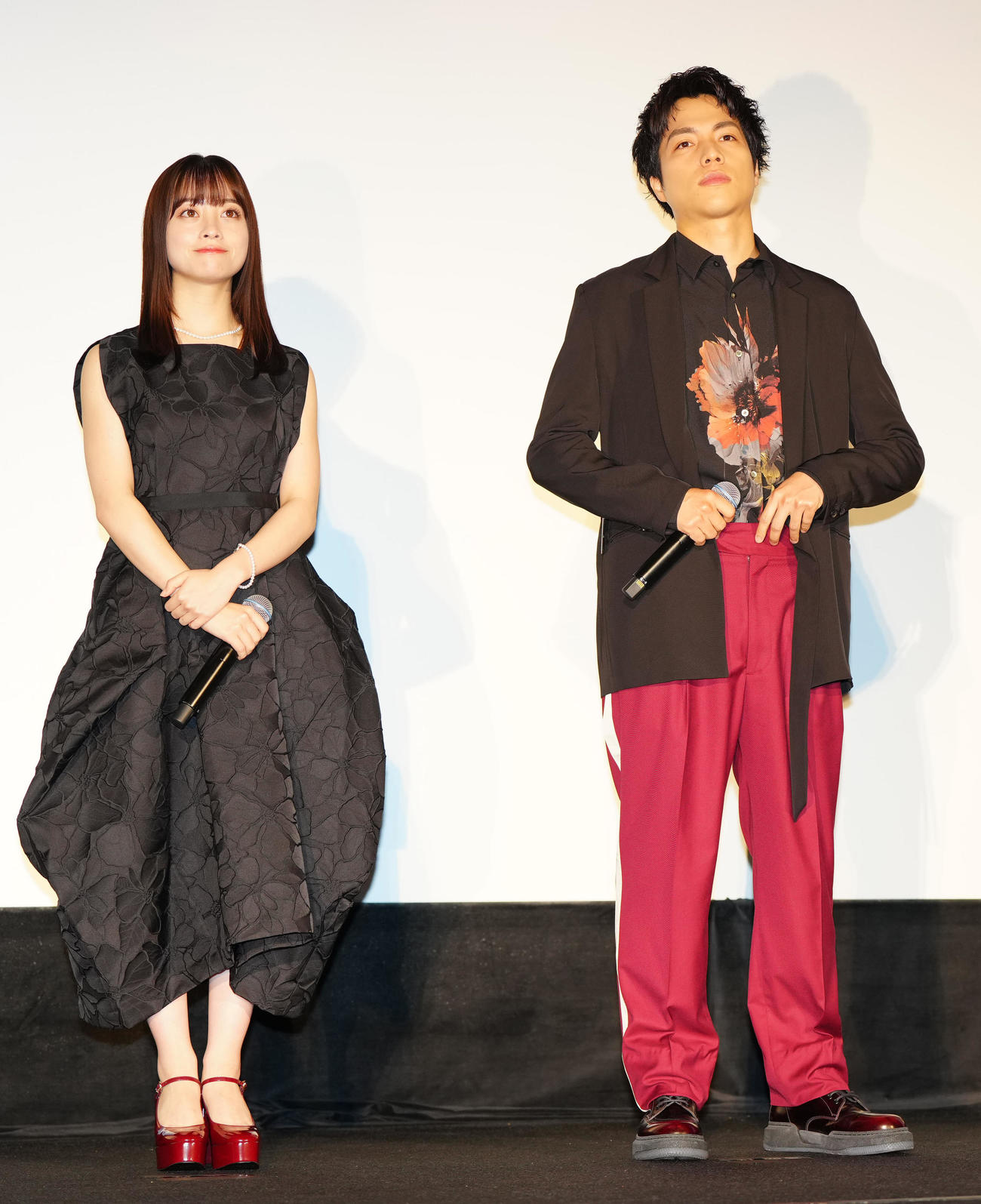 映画「禁じられた遊び」初日舞台あいさつに臨む重岡大毅（右）と橋本環奈（撮影・江口和貴）