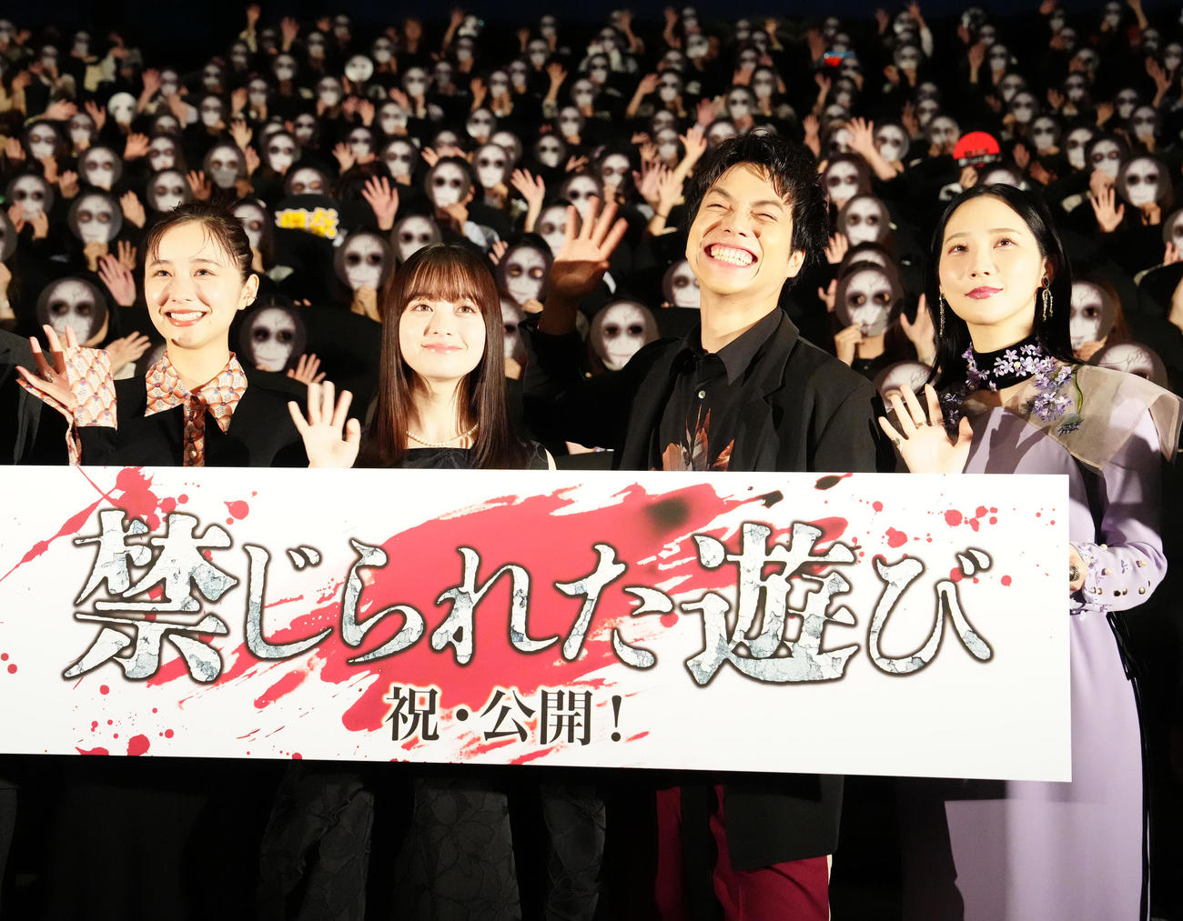 映画「禁じられた遊び」初日舞台あいさつで写真に納まる、左から堀田真由、橋本環奈、重岡大毅、ファーストサマーウイカ（撮影・江口和貴）