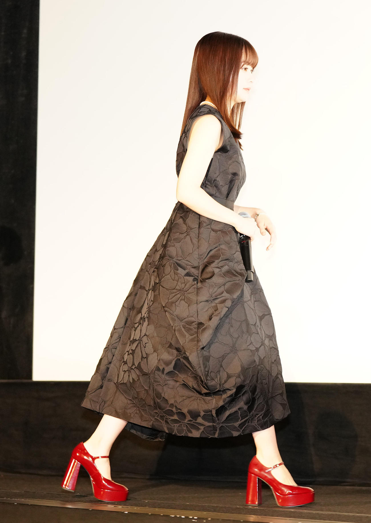 映画「禁じられた遊び」初日舞台あいさつで登壇する橋本環奈（撮影・江口和貴）