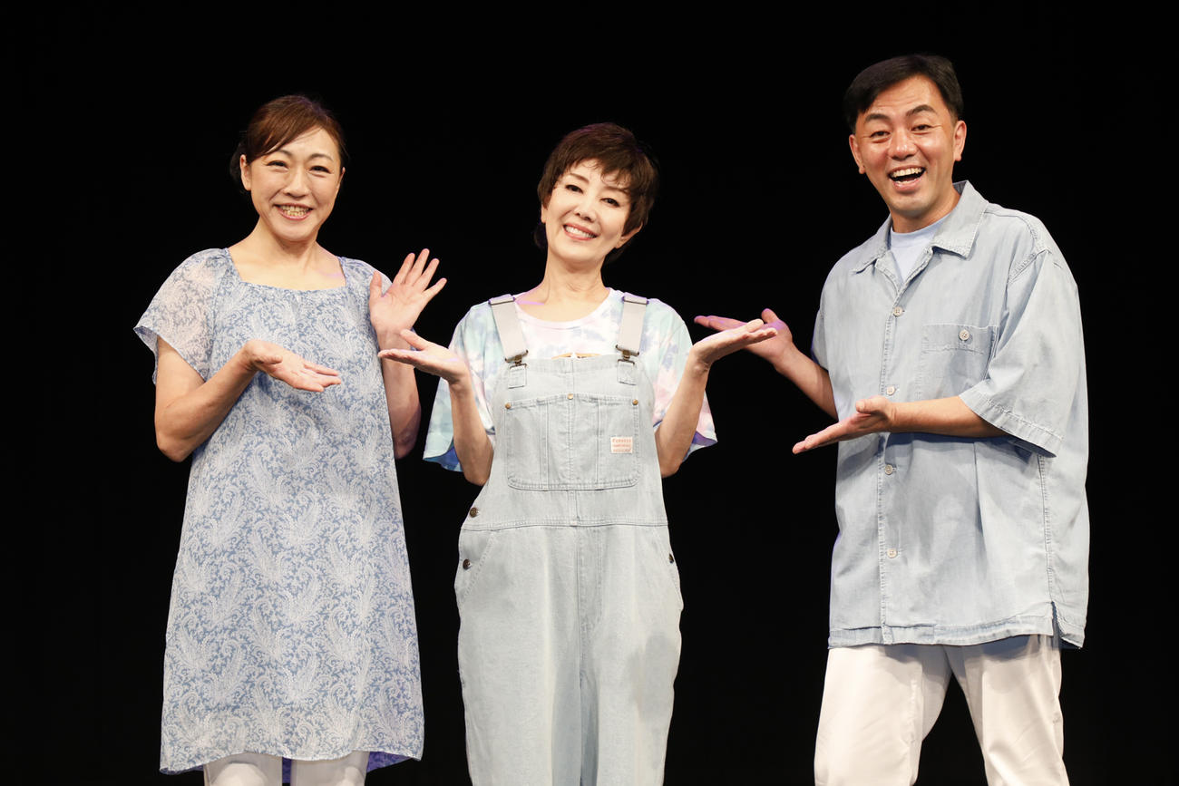 戸田恵子生誕66周年記念公演「ROUTE66～やったろみゃあ！～」取材会で。左から、おぐりまさこ、戸田恵子、関戸哲也