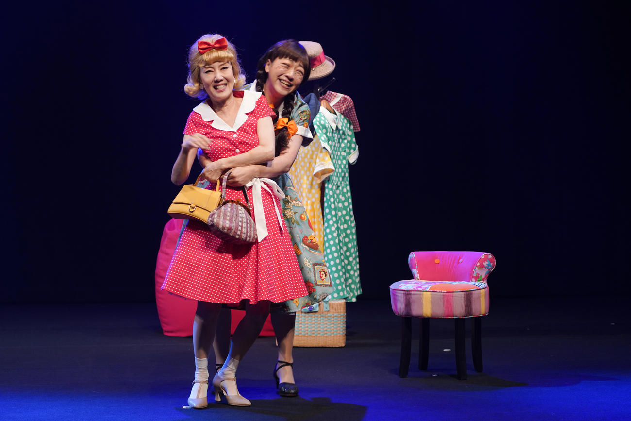 戸田恵子生誕66周年記念公演「ROUTE66～やったろみゃあ！～」ゲネプロ取材会で。左から、戸田恵子、おぐりまさこ