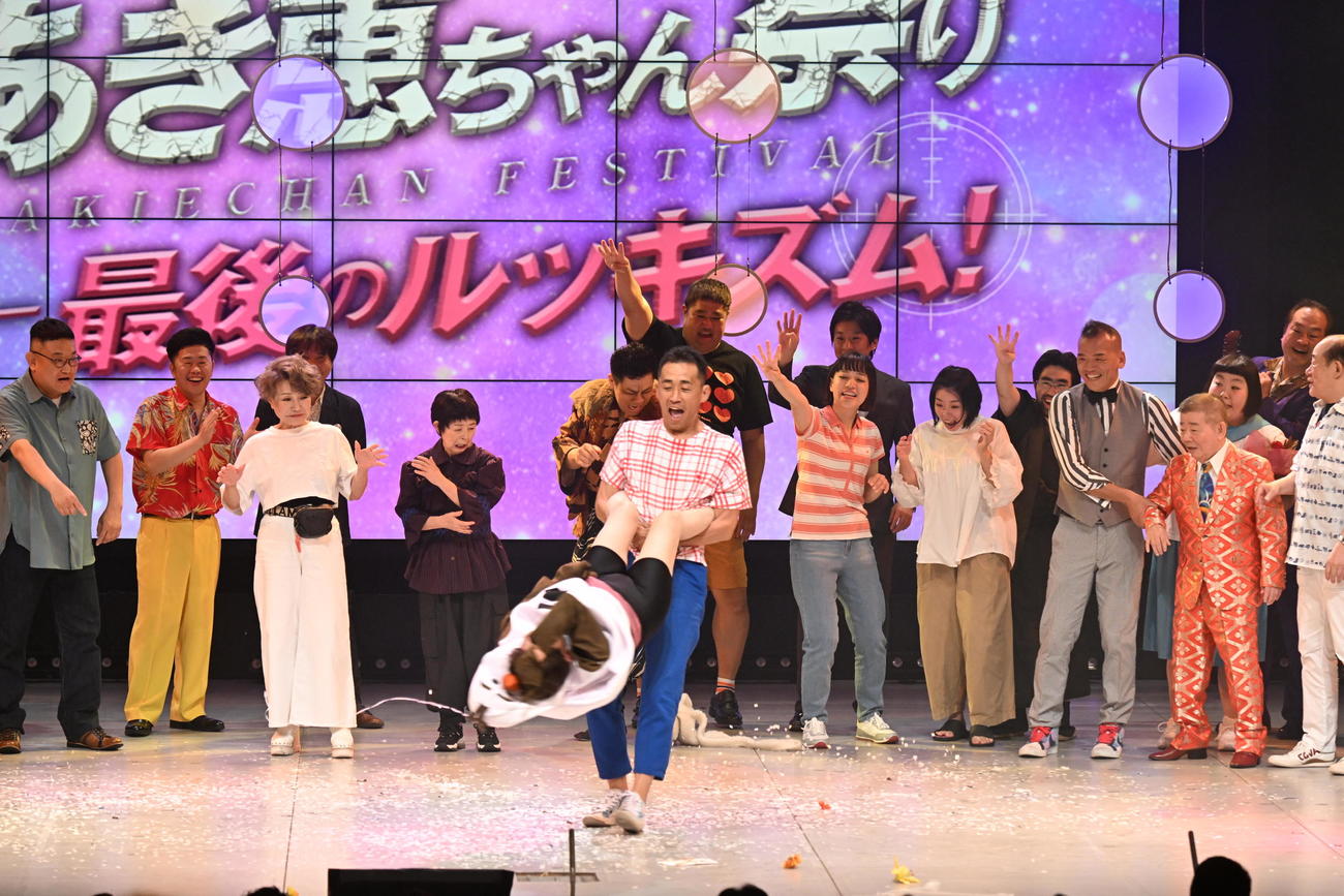 石田靖（写真中央）からジャイアントスイング20回転をお見舞いされる浅香あき恵