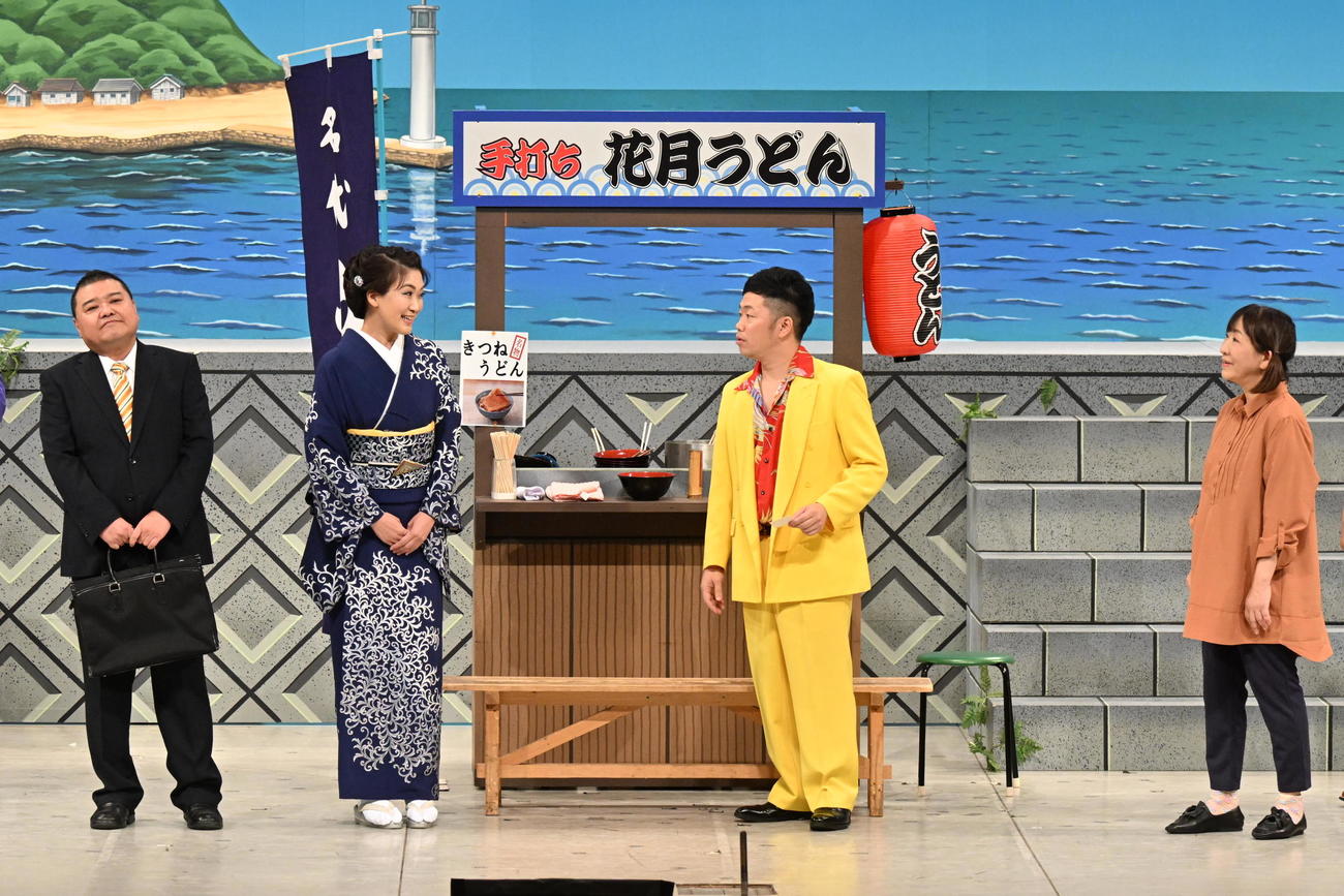 「あき恵ちゃん祭り－最後のルッキズム！」を開催した浅香あき恵（右端）とゲスト出演した市川由紀乃（左から2人目）