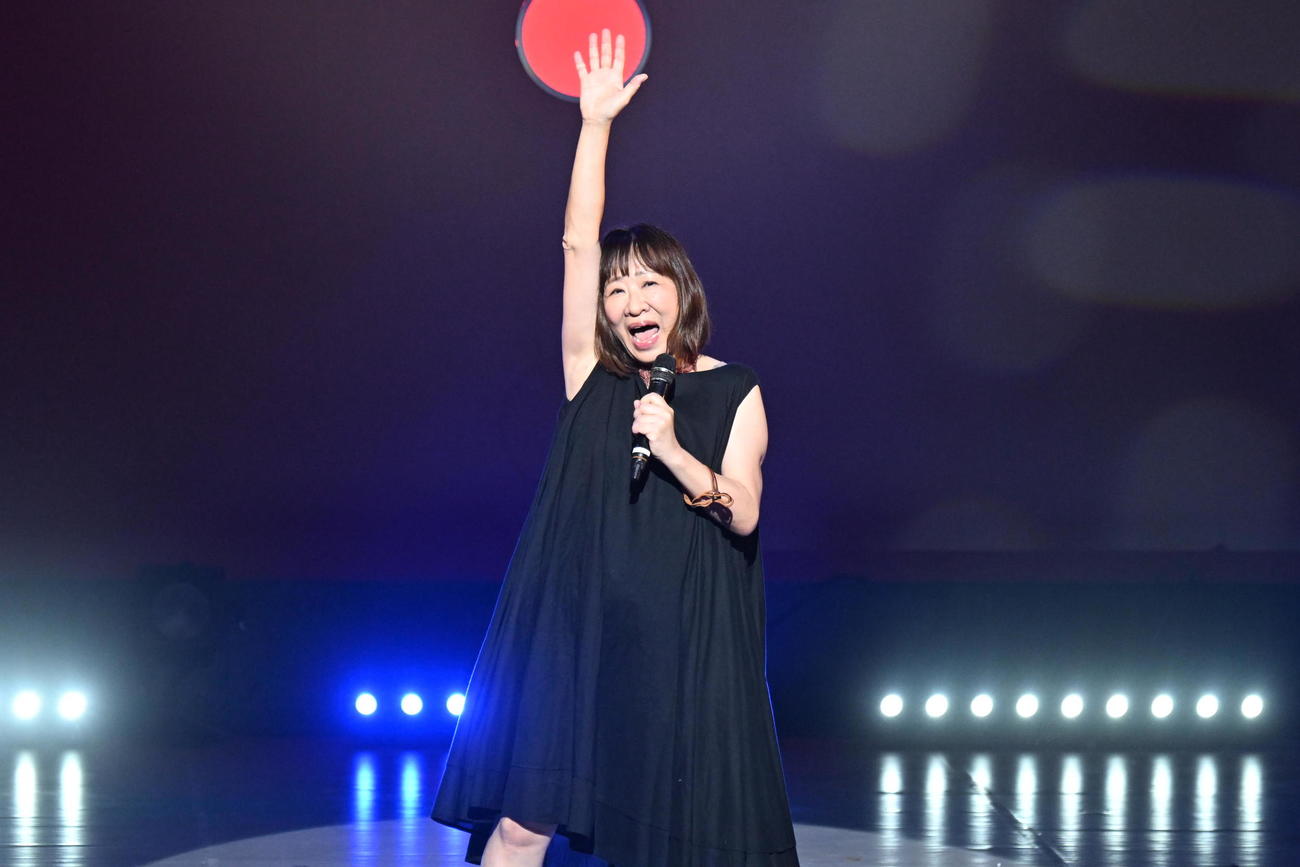 「うっせぇわ」を熱唱する浅香あき恵