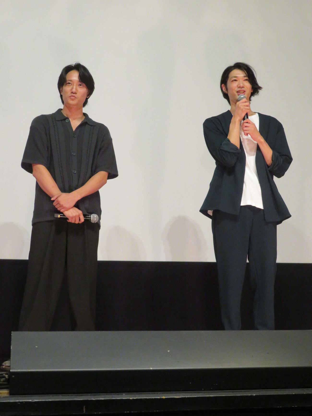 藤原季節デビュー10周年記念特集上映初日の「東京ランドマーク」舞台あいさつに登壇した藤原季節（左）と義山真司（撮影・村上幸将）