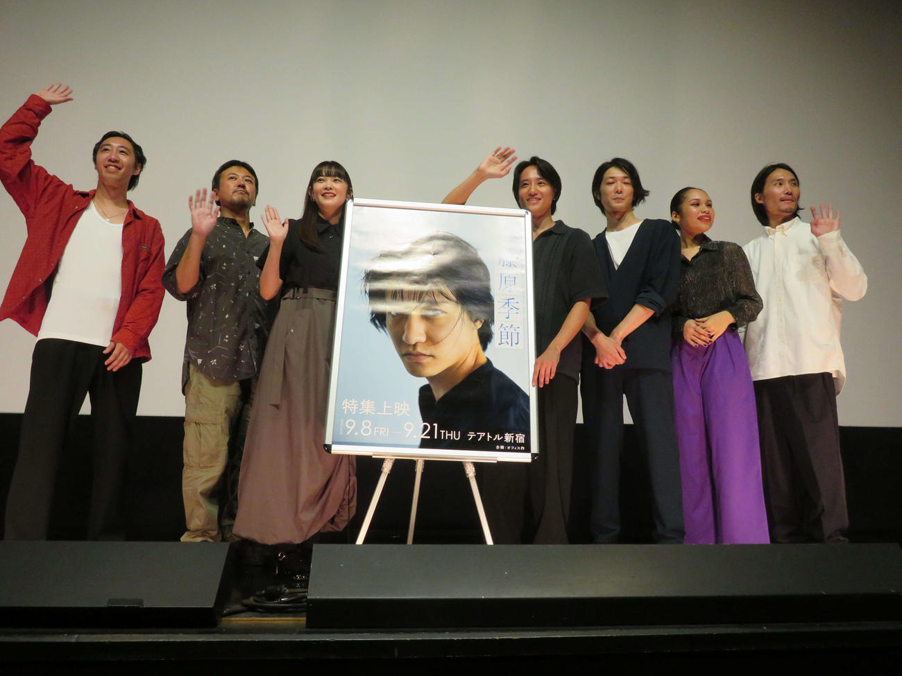 藤原季節デビュー10周年記念特集上映初日の「東京ランドマーク」舞台あいさつに登壇した、左から石原滉也、大西信満、鈴木セイナ、藤原季節、義山真司、浅沼ファティ、林知亜季監督（撮影・村上幸将）